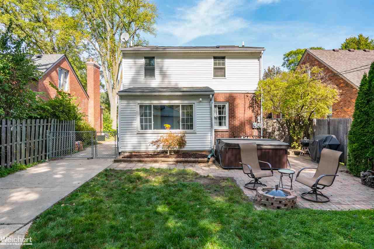 1649 Roslyn Road Grosse Pointe Woods, MI 48236 - Photo 4 of 30