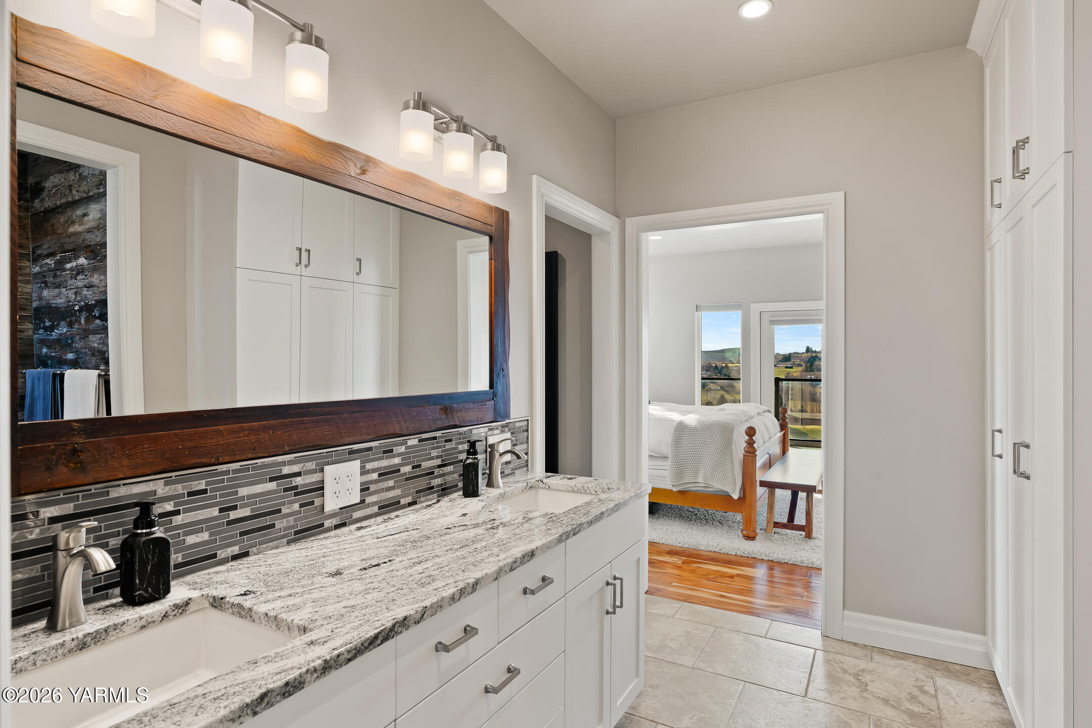 455 Rankin Road Selah, WA 98942 - Photo 20 of 57 a bathroom with a sink and a mirror