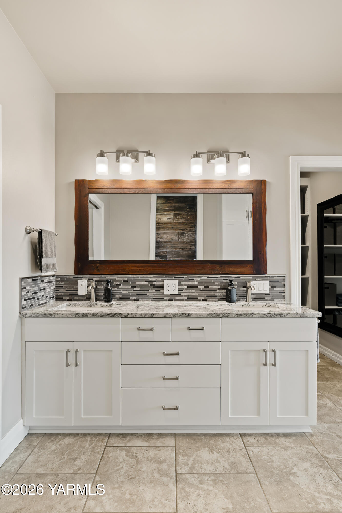 455 Rankin Road Selah, WA 98942 - Photo 21 of 57 a bathroom with a sink and a mirror