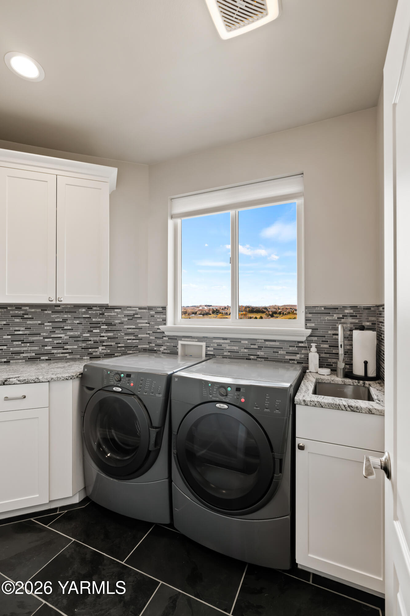 455 Rankin Road Selah, WA 98942 - Photo 37 of 57 0037Mudroom with sink