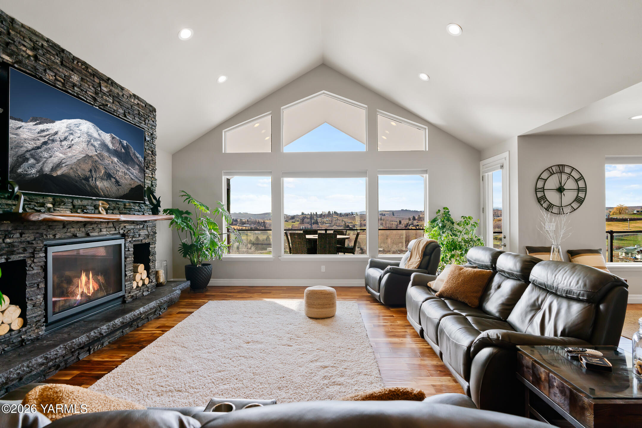 455 Rankin Road Selah, WA 98942 - Photo 4 of 57 004Vaulted Great Room