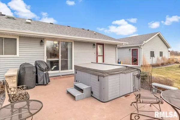 $355,000 | 14201 3100N Road, Virden, IL 62690