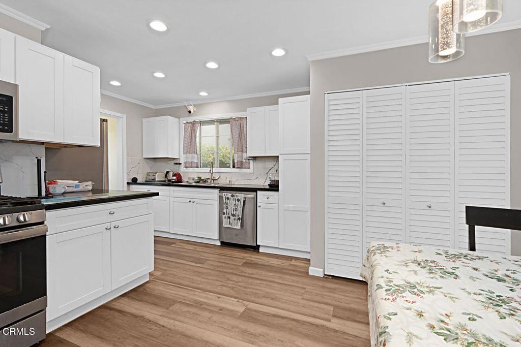 1127 Douglas Avenue Oxnard, CA 93030 - Photo 35 of 41 32_11868701_182519-EM-120