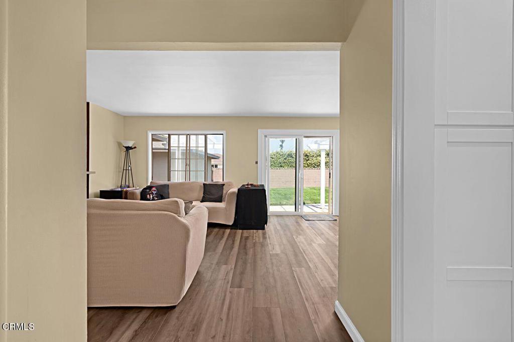 1127 Douglas Avenue Oxnard, CA 93030 - Photo 5 of 41 7_11868671_182519-EM-107