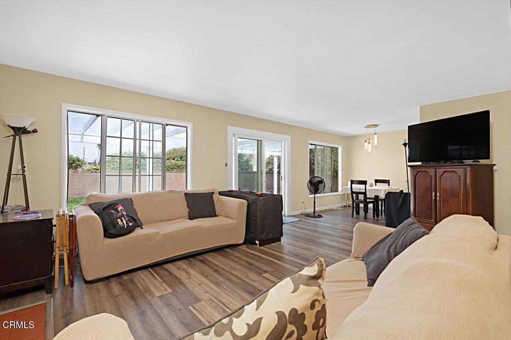 1127 Douglas Avenue Oxnard, CA 93030 - Photo 9 of 41 11_11868675_182519-EM-111