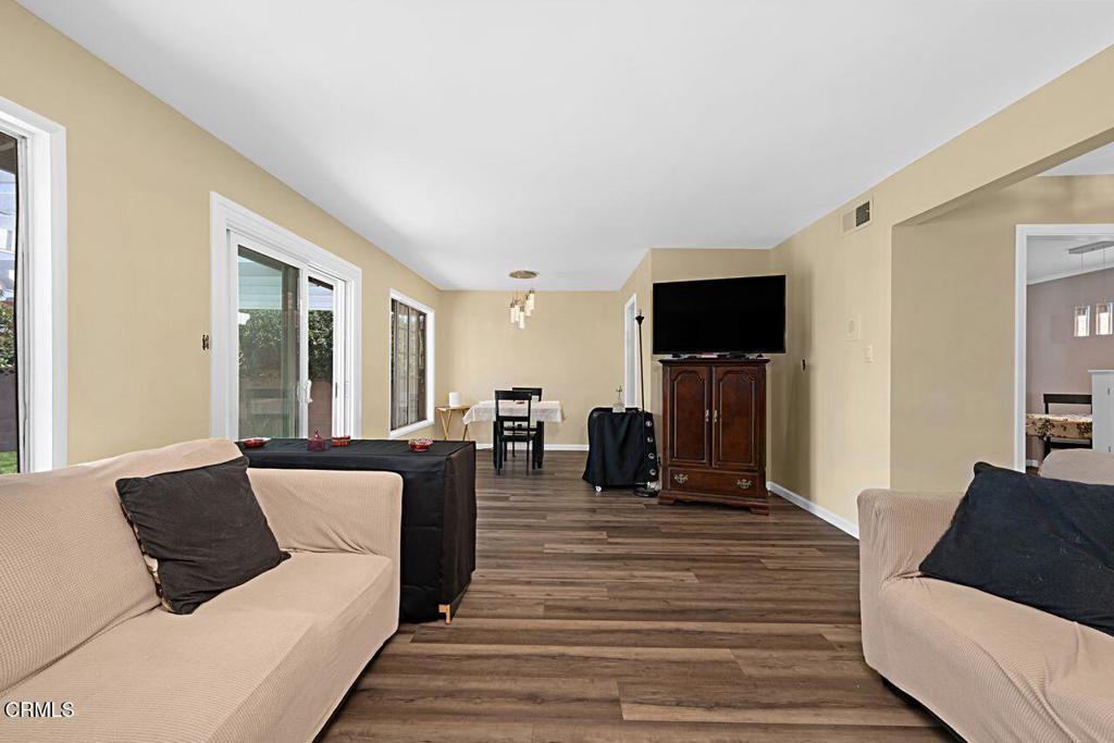 1127 Douglas Avenue Oxnard, CA 93030 - Photo 10 of 41 12_11868676_182519-EM-112