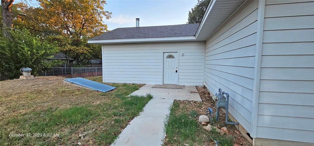 407 Pecan Street Clyde, TX 79510 - Photo 7 of 40 a backyard of a house