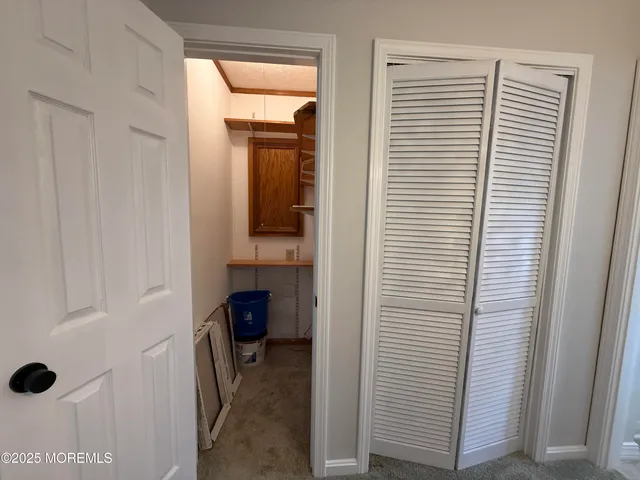 a en suite spacious bathroom with sink and mirror