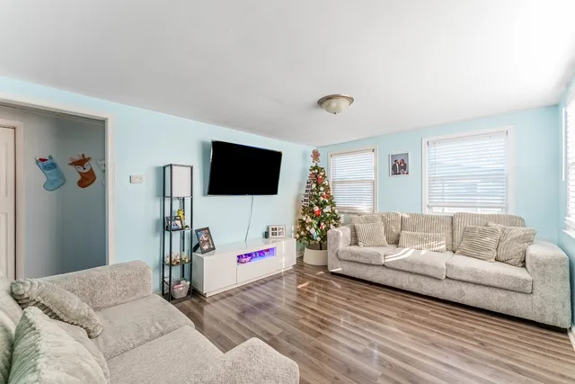 $185,000 | 1214 East Galena Boulevard, Aurora, IL 60505