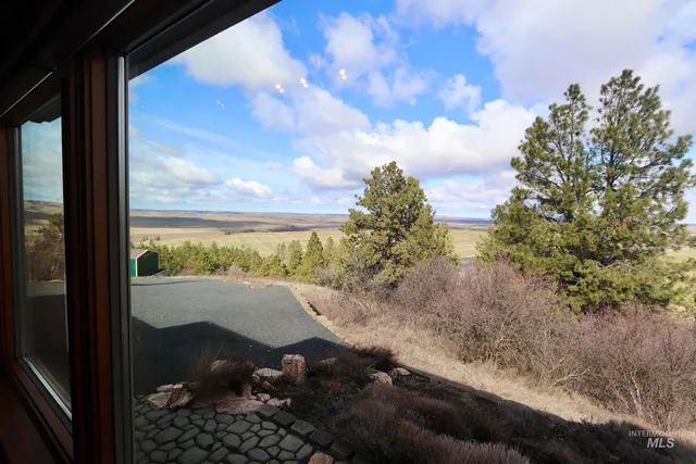 $1,050,000 | 1096 Eid Road, Moscow, ID 83843