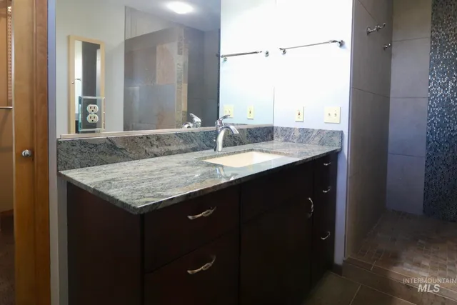 $1,050,000 | 1096 Eid Road, Moscow, ID 83843