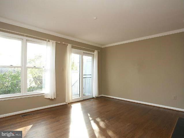 539 Tschiffely Square Road Gaithersburg, MD 20878 - Photo 11 of 30 Living Room