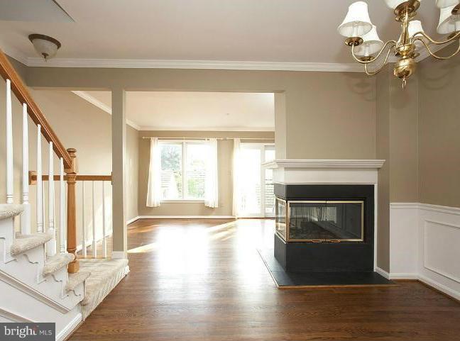 539 Tschiffely Square Road Gaithersburg, MD 20878 - Photo 8 of 30 Living Room