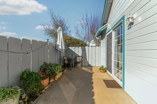 a view of a pathway of a house with wooden fence