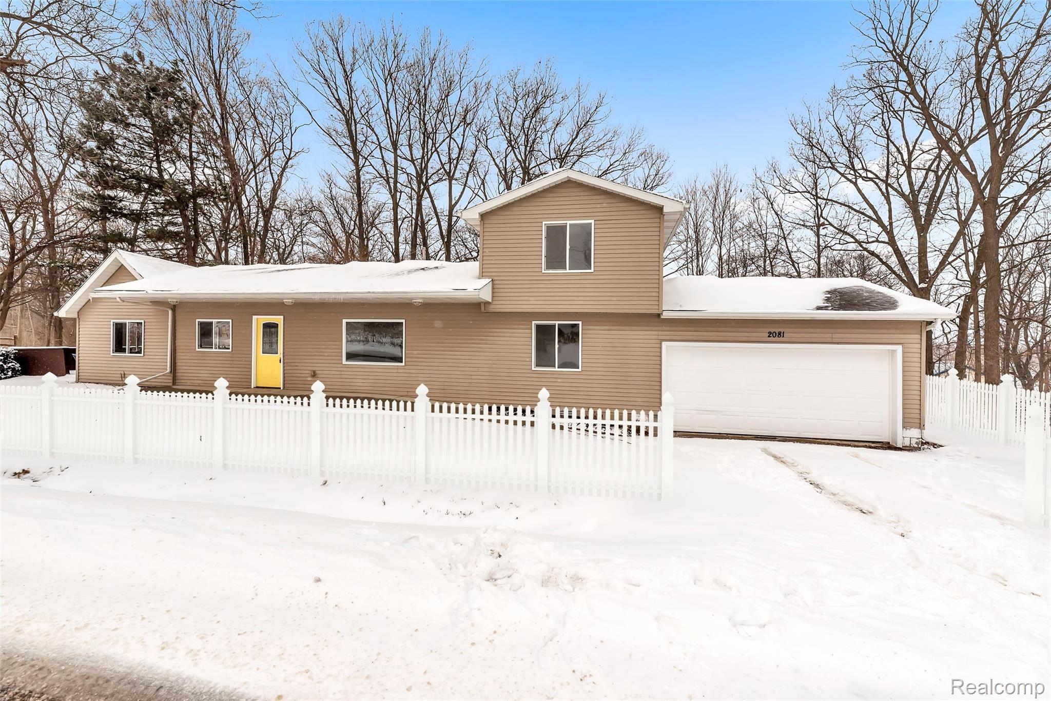 2081-Gray-Rd-Lapeer-MI-48446-Windowstill-Real-Estate-Photography-5-Fence.jpg