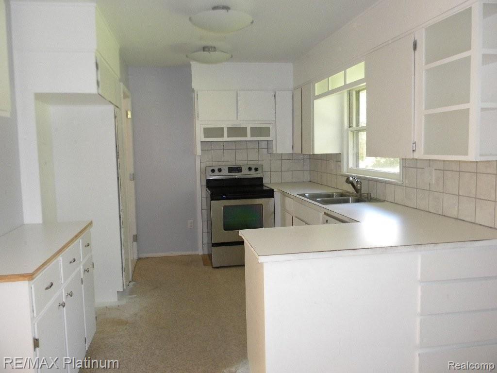 750 Henderson Road Howell, MI 48855 - Photo 11 of 25 Tile Back Splash