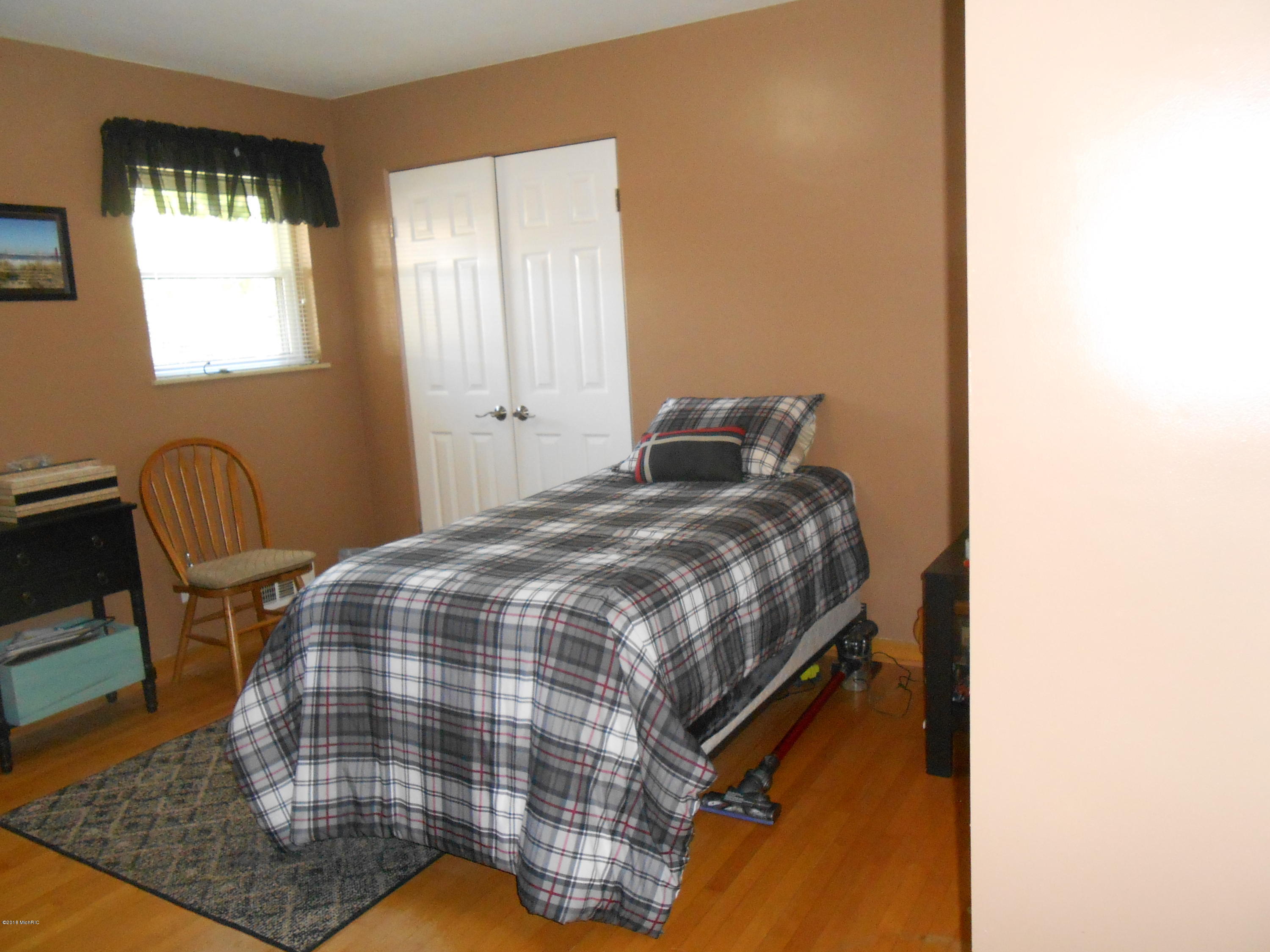 832 Cranbrook Road Muskegon, MI 49441 - Photo 8 of 16 DSCN2572