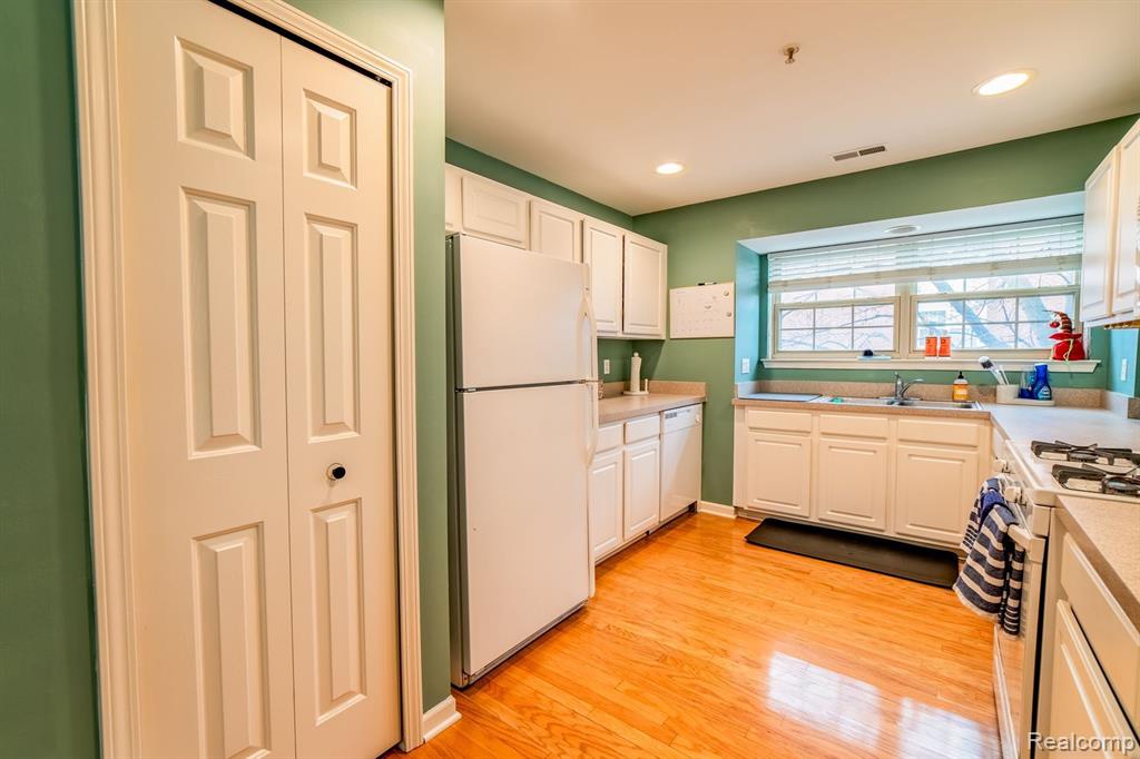17026 Farmington Road Livonia, MI 48154 - Photo 14 of 36 Gallery Image 14