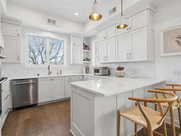 $950,000 | 4901 Hawthorne Court, Unit 303, Edina, MN 55436