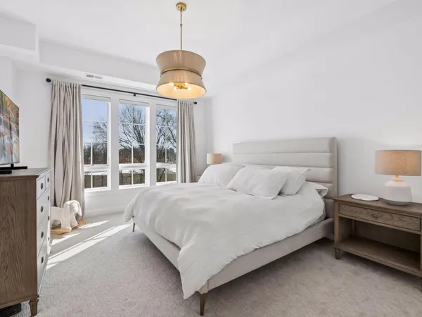 $950,000 | 4901 Hawthorne Court, Unit 303, Edina, MN 55436