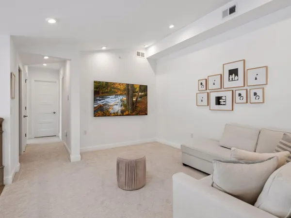 $950,000 | 4901 Hawthorne Court, Unit 303, Edina, MN 55436