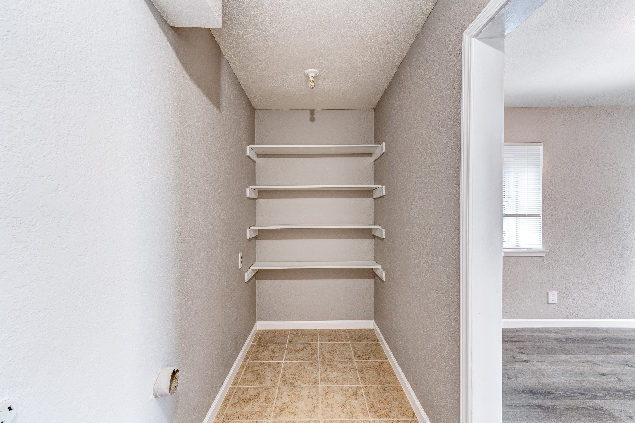 523 Spring Drive, Unit 4 Pasadena, TX 77504 - Photo 7 of 18 Laundry room and walk in panty.