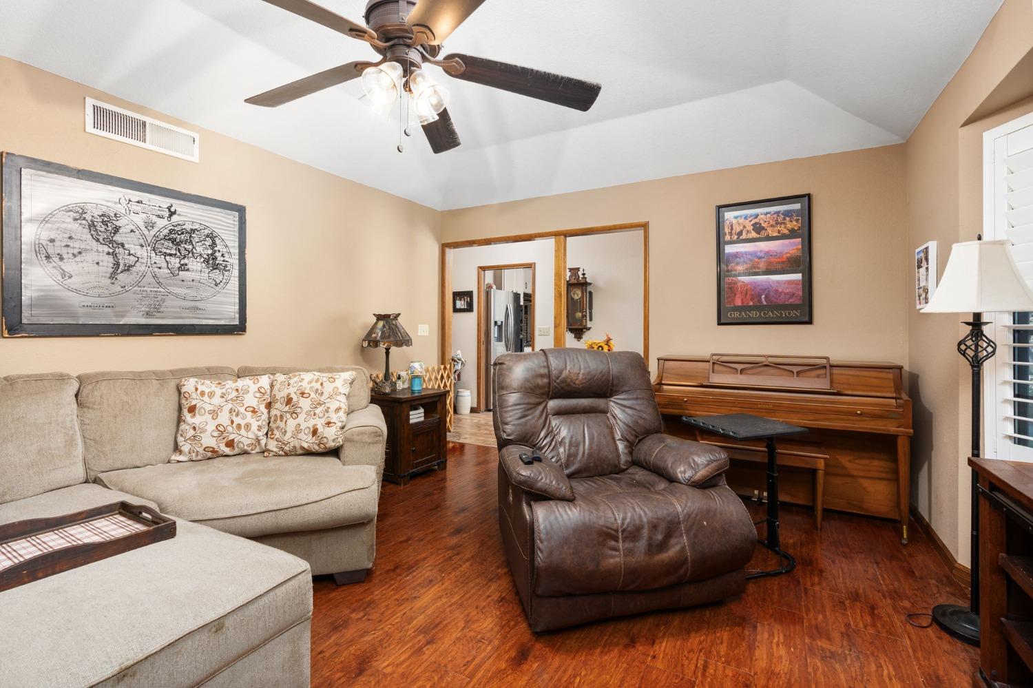 131 Post Avenue Sanger, CA 93657 - Photo 7 of 43