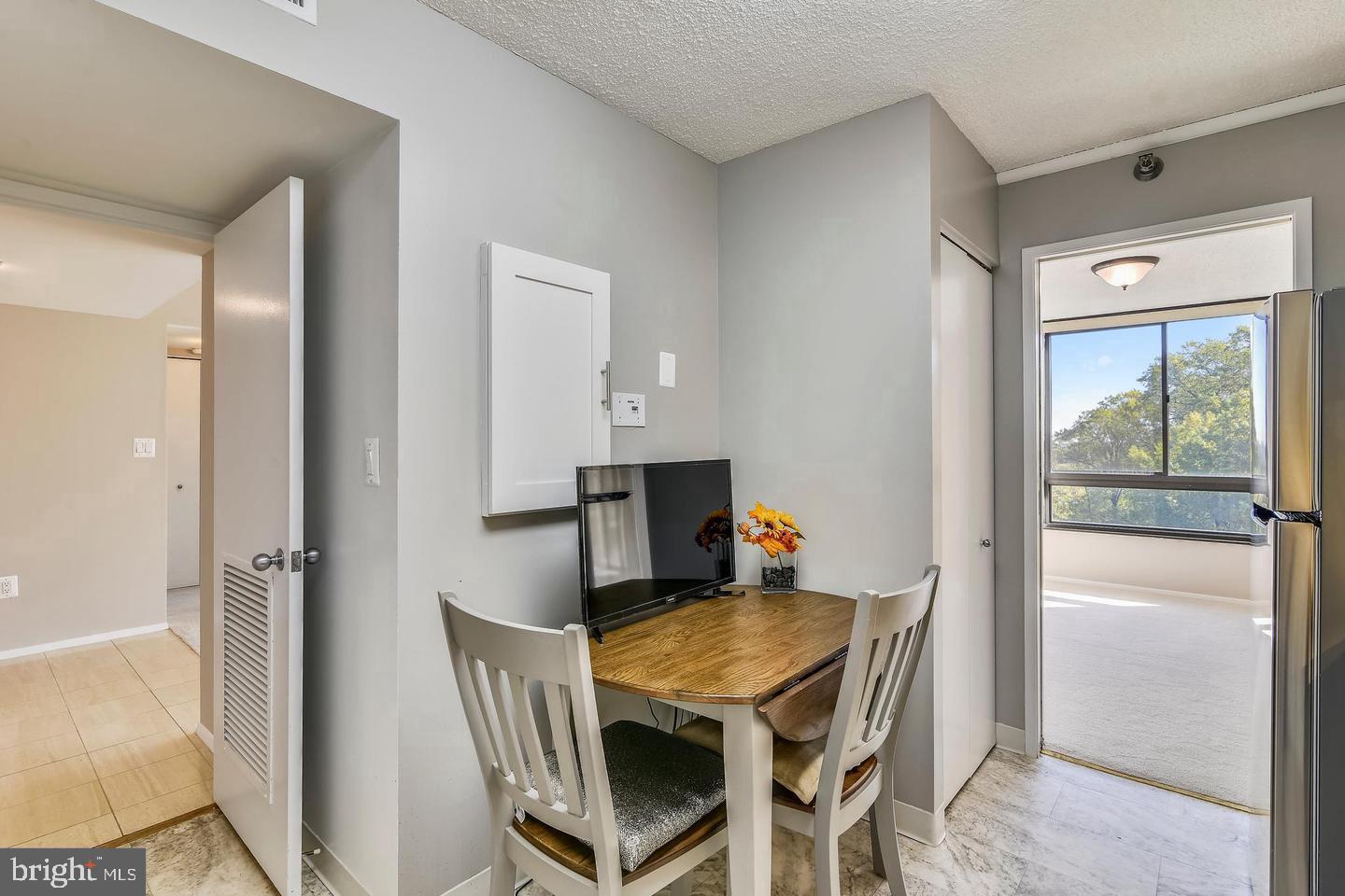 1808 Old Meadow Road, Unit 910 McLean, VA 22102 - Photo 3 of 28 Kitchen corner room for a small table