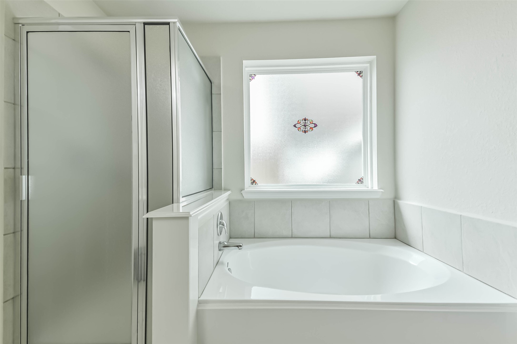 2504 Elm Crossing Trail Spring, TX 77386 - Photo 21 of 40 a bathroom with bathtub and window