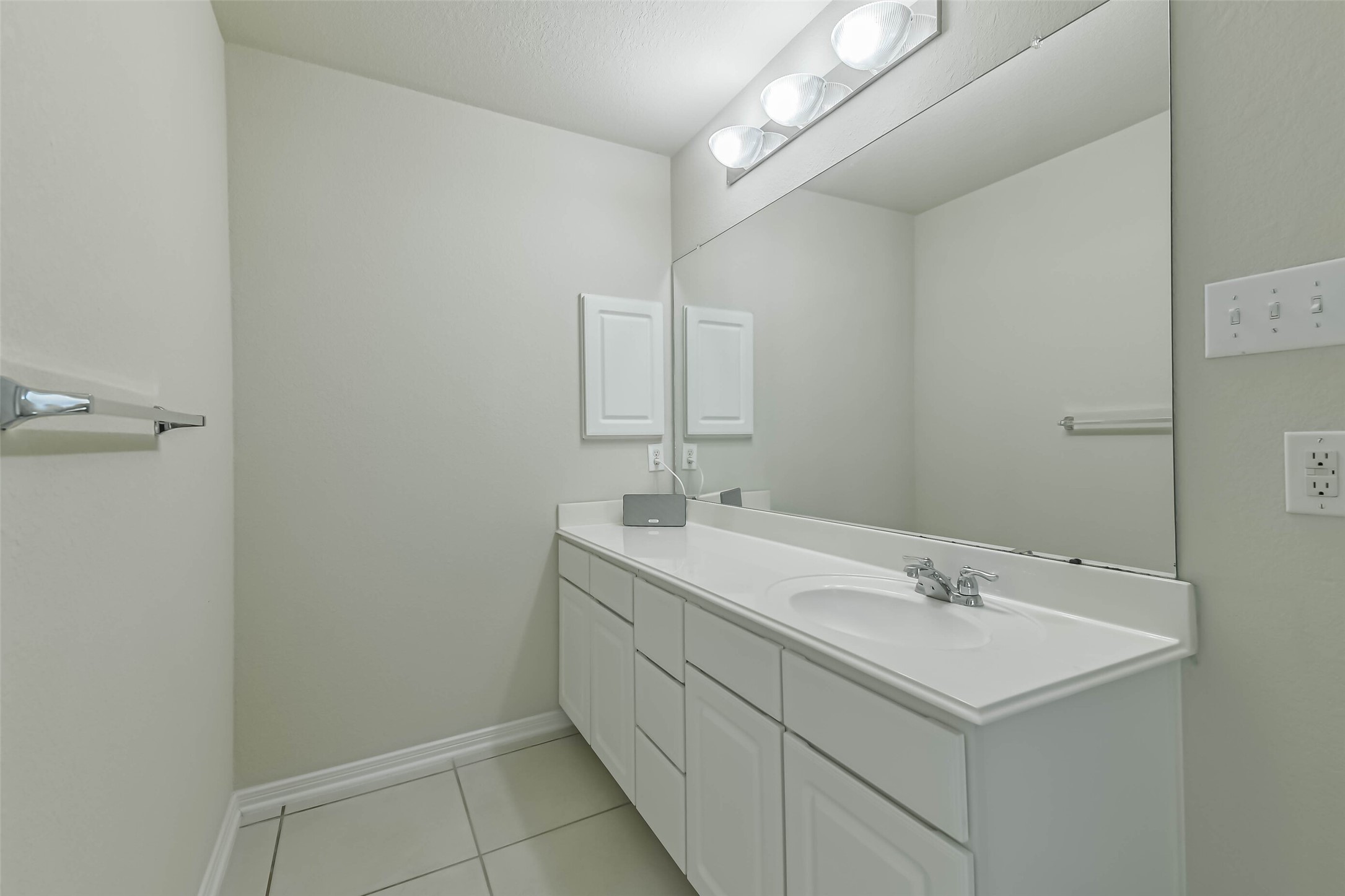 2504 Elm Crossing Trail Spring, TX 77386 - Photo 22 of 40 a bathroom with a sink and a mirror
