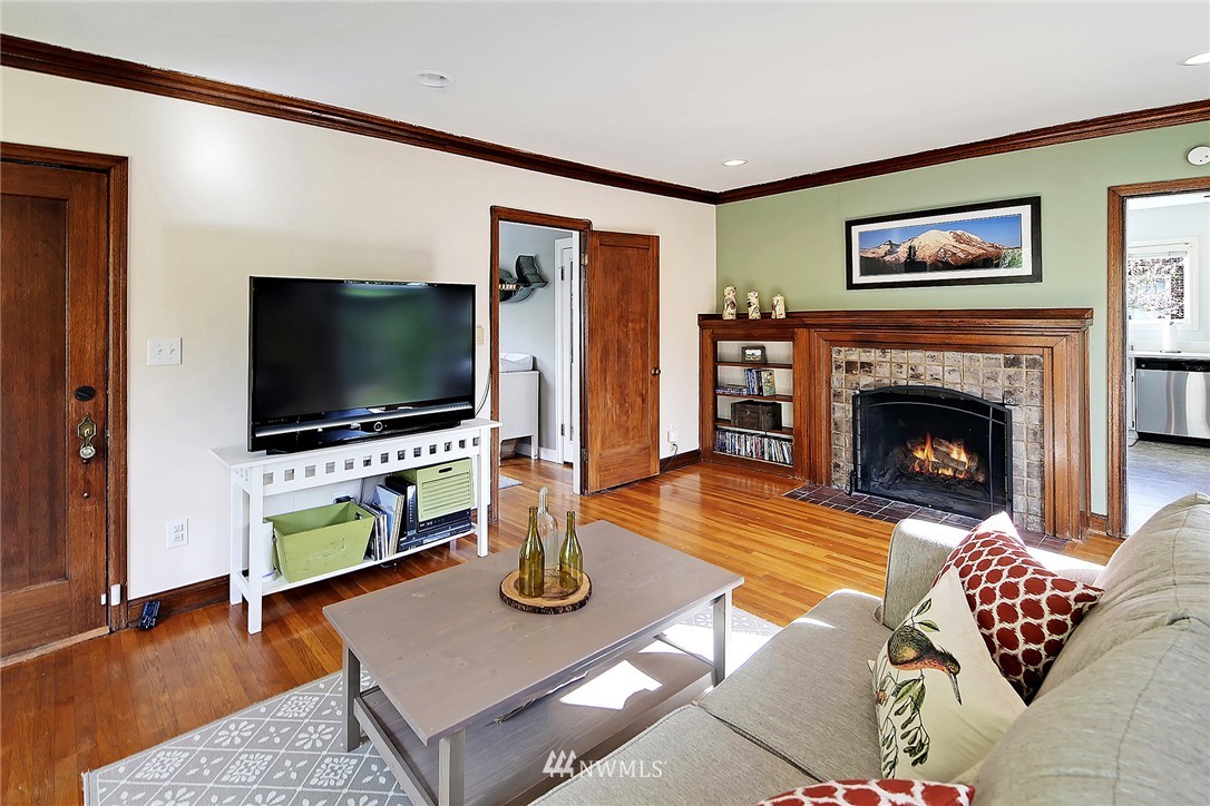 703 North 67th Street Seattle, WA 98103 - Photo 5 of 17 Gallery Image 5