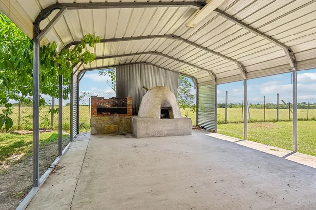 a view of entryway with a garden