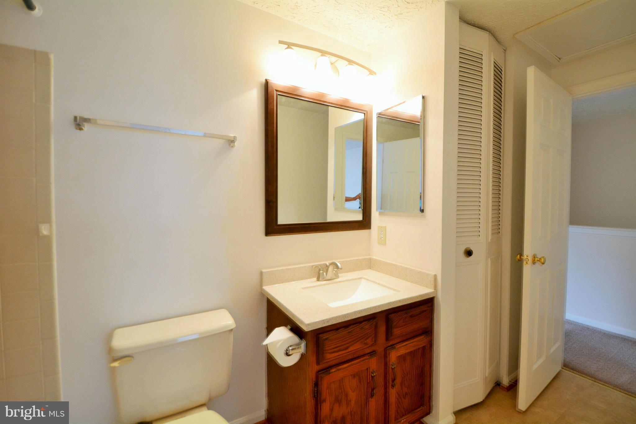 6995 Villa-Del-Rey Court Springfield, VA 22150 - Photo 14 of 21 Upper Level Bath w/Linen Closet