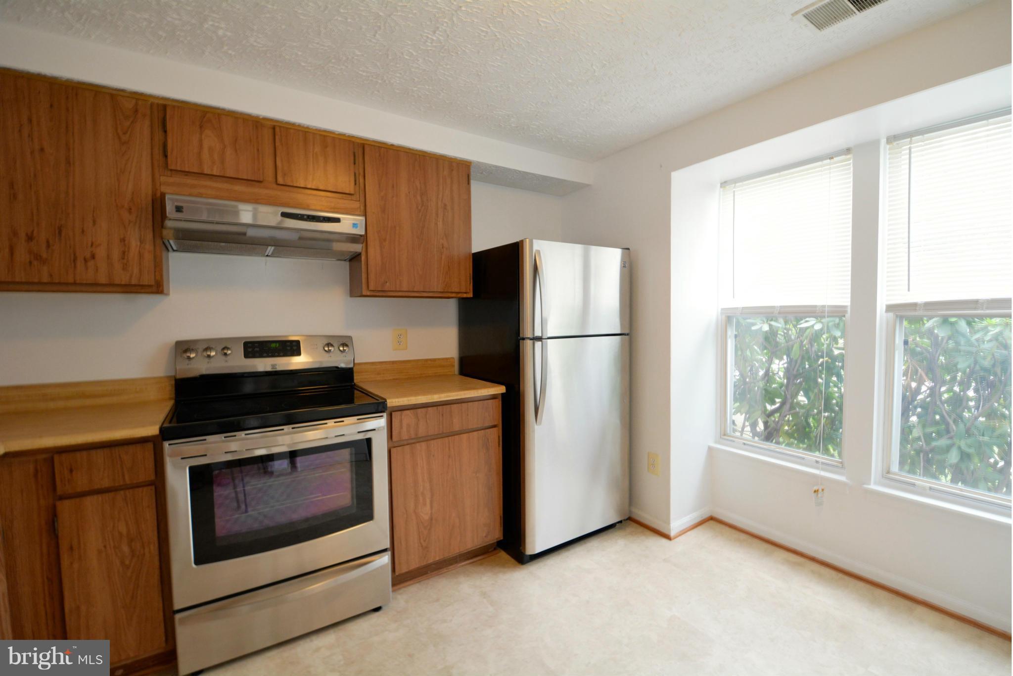6995 Villa-Del-Rey Court Springfield, VA 22150 - Photo 7 of 21 Kitchen with Eat-in Area
