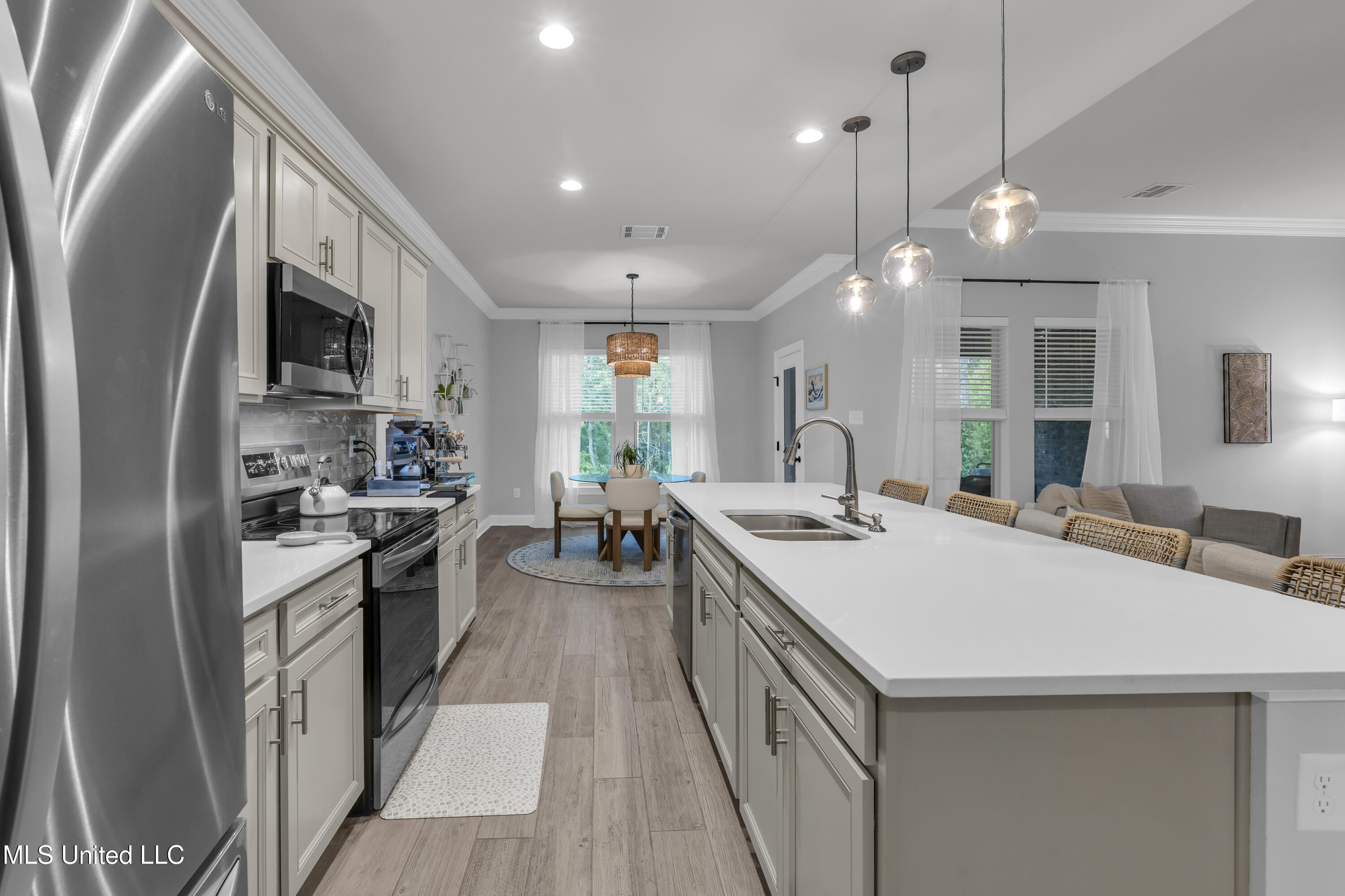 9371 Taylor Place Ocean Springs, MS 39564 - Photo 9 of 37 DSC09686