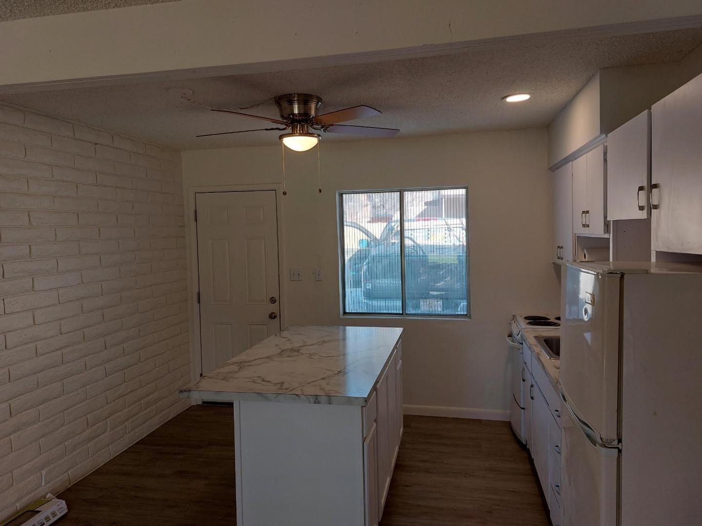 4140 East Cliffside Trail, Unit G Rimrock, AZ 86335 - Photo 8 of 25 a kitchen with granite countertop a sink and refrigerator