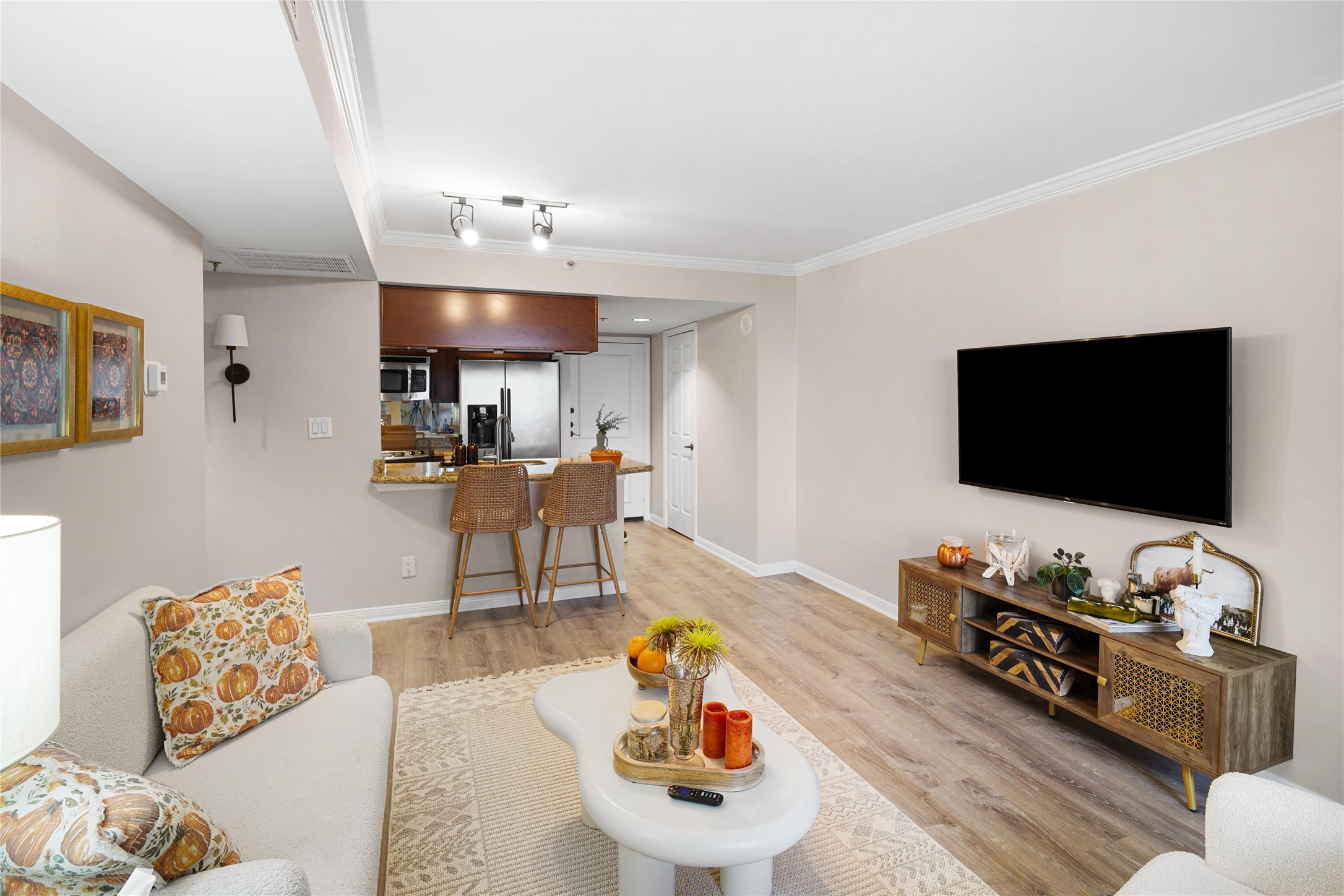 3525 Sage Road, Unit 1612 Houston, TX 77056 - Photo 2 of 8 a living room with furniture and a flat screen tv
