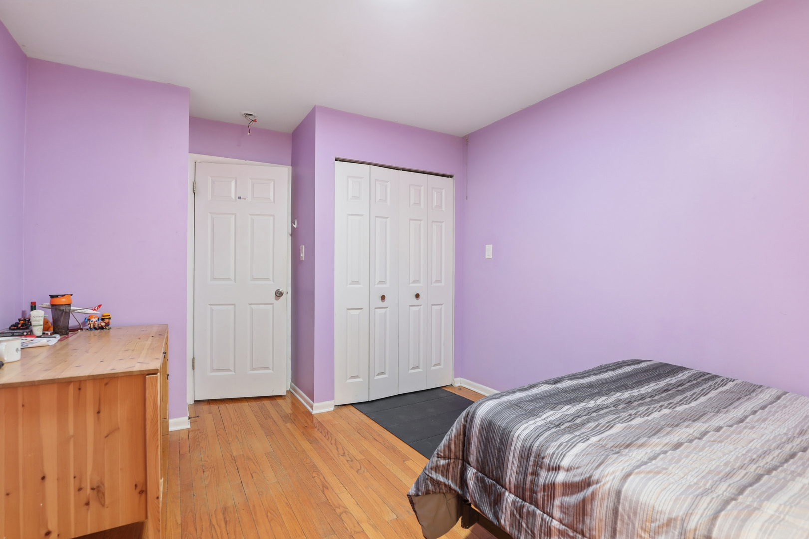 2147 Ridge Avenue, Unit 2D Evanston, IL 60201 - Photo 15 of 22 a bedroom with a bed and a dresser