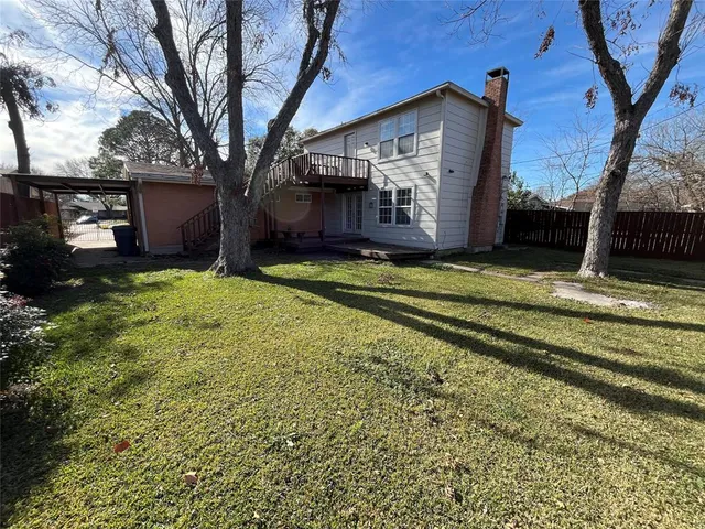 a view of a yard in front of house