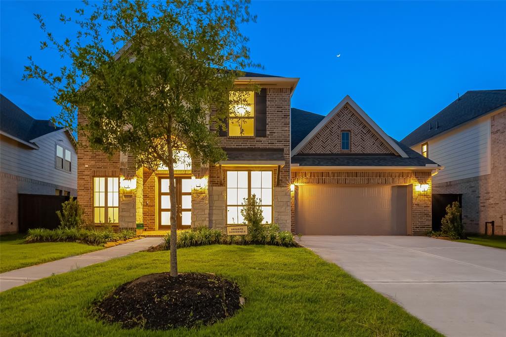 Welcome to 2215 Falling Fig Lane in Harvest Green. This stunning 5 bedroom (2 BEDROOMS DOWN), 4.5-bathroom Perry home boasts a luxurious combination of brick and stone elevation, offering timeless elegance.