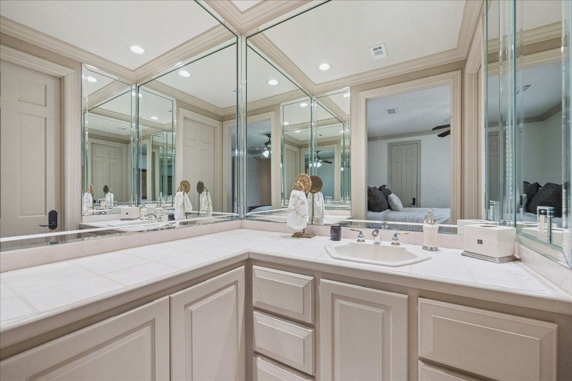 6 Mott Lane Houston, TX 77024 - Photo 34 of 49 Secondary Bath