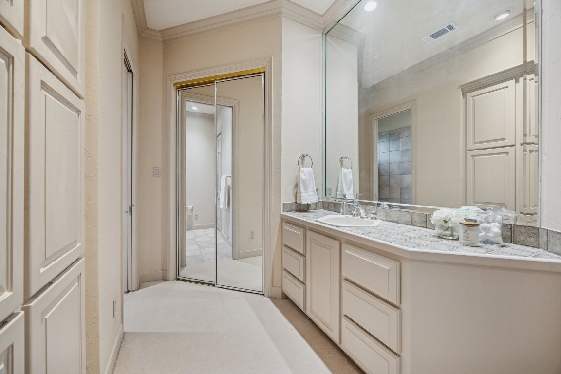 6 Mott Lane Houston, TX 77024 - Photo 35 of 47 Secondary Bathroom