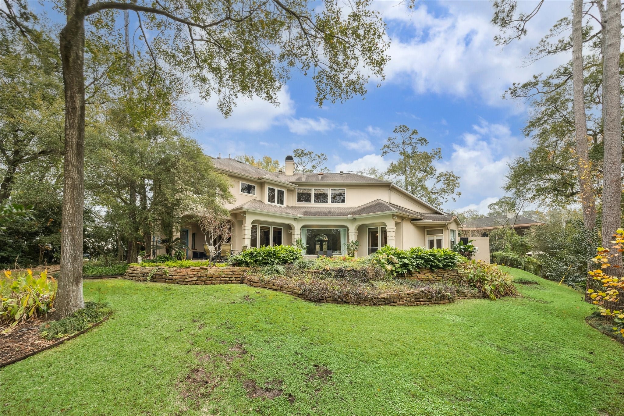 6 Mott Lane Houston, TX 77024 - Photo 45 of 49 a front view of a house with a garden