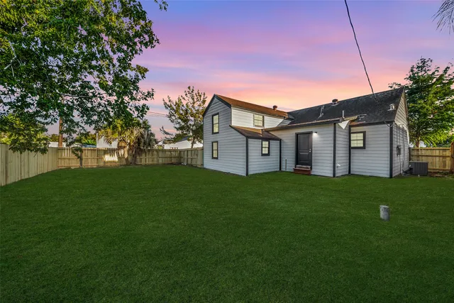 a view of a house with backyard and garden