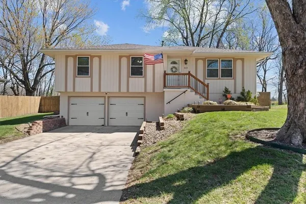 $255,000 | 2113 Southeast Owings Street, Oak Grove, MO 64075