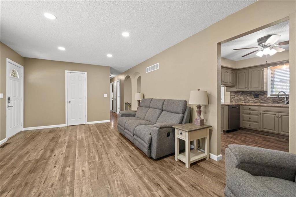 2113 Southeast Owings Street Oak Grove, MO 64075 - Photo 4 of 25