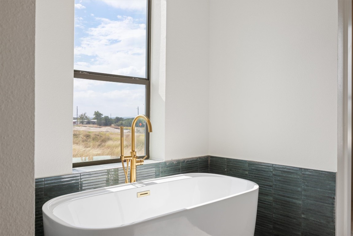 109 Fall Drive Georgetown, TX 78633 - Photo 22 of 40 a bathroom with a bathtub