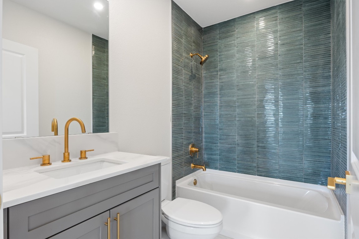 109 Fall Drive Georgetown, TX 78633 - Photo 29 of 40 a bathroom with a sink a toilet and bathtub
