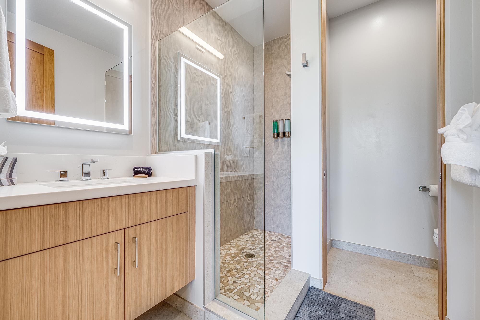 5385 Lower Honoapiilani Road Lahaina, HI 96761 - Photo 18 of 42 a bathroom with a sink and a mirror