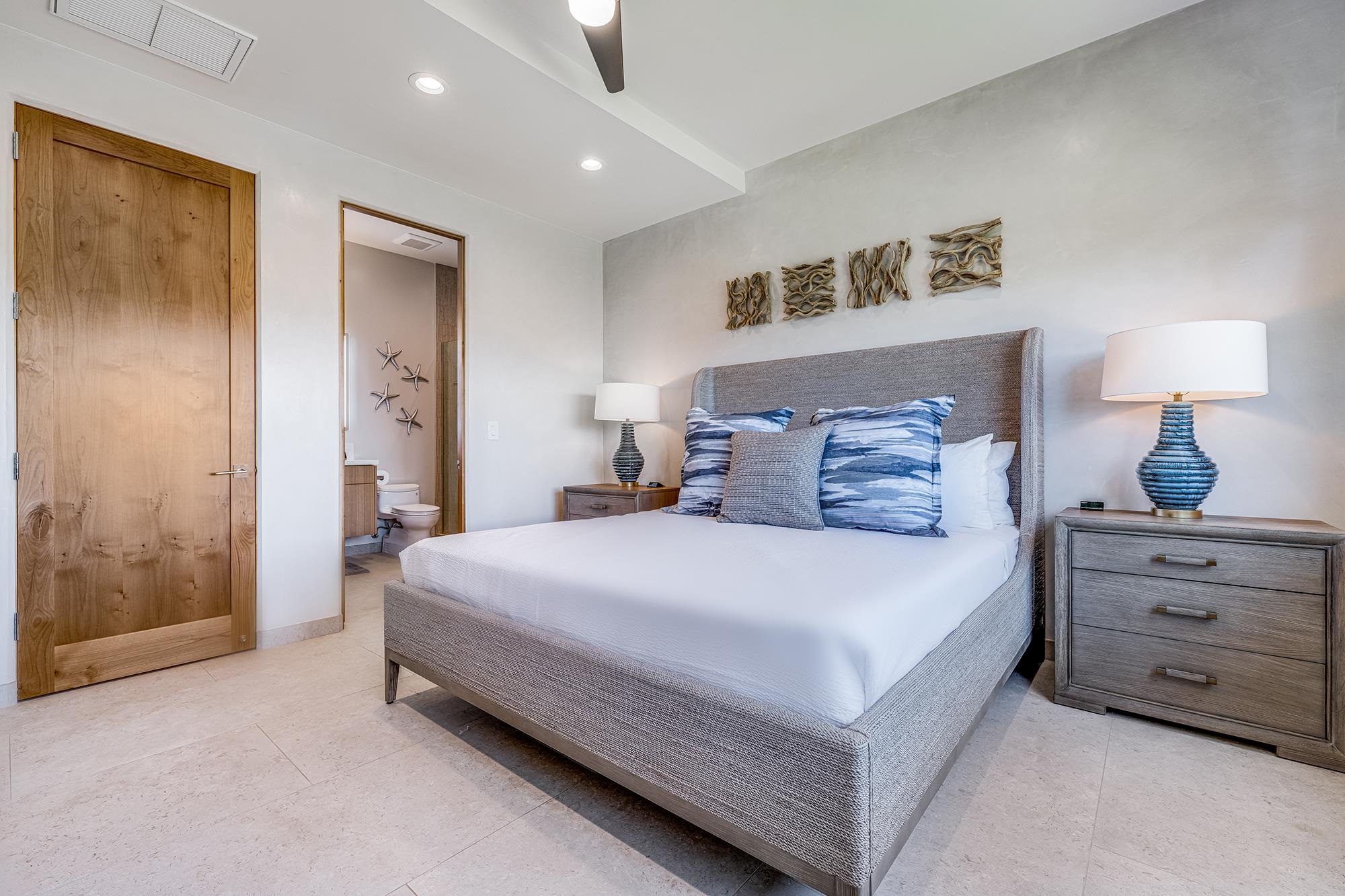 5385 Lower Honoapiilani Road Lahaina, HI 96761 - Photo 33 of 42 a spacious bedroom with a bed and a lamp